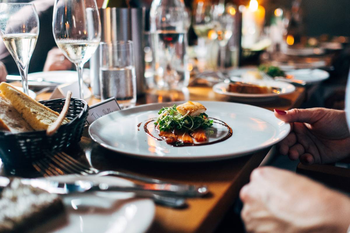 A Traveler’s Guide to Food Nirvana: Airport Food Tips to Turn Layovers into Gastronomic Adventures