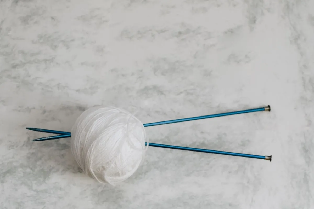 Kann ich Stricknadeln mit ins Flugzeug nehmen? Ihr Leitfaden zum Basteln auf Reisen!