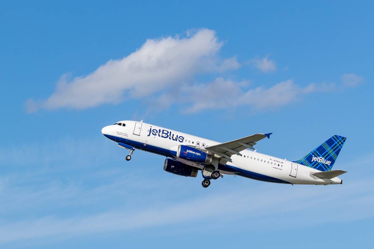 Can You Use Wireless Bluetooth Headphones on Planes? CJ