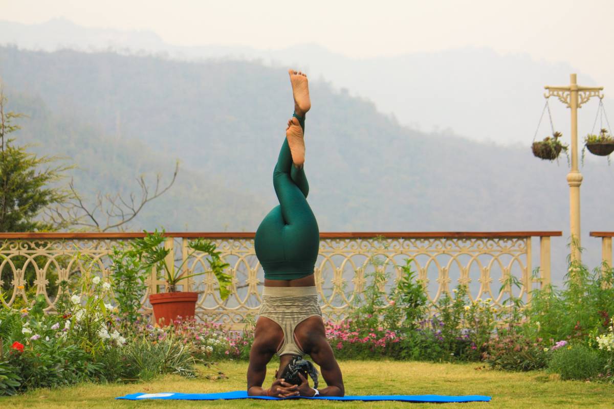 Unlock In-Flight Comfort: Airplane Yoga Poses for Ultimate Relaxation