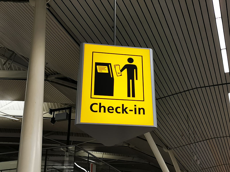 Schild Flughafen-Check-in-Schalter