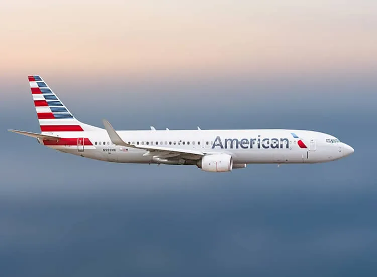 american airlines flugzeug im blauen himmel
