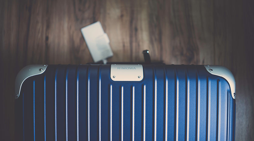 Blauer Rimowa Aluminiumkoffer Großaufnahme