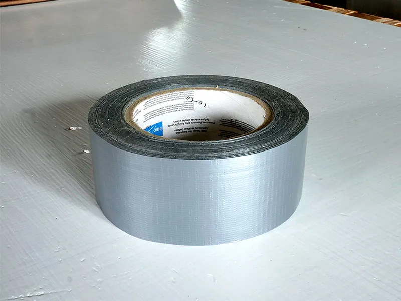 Kann man Klebeband auf Flugzeugen mitnehmen?